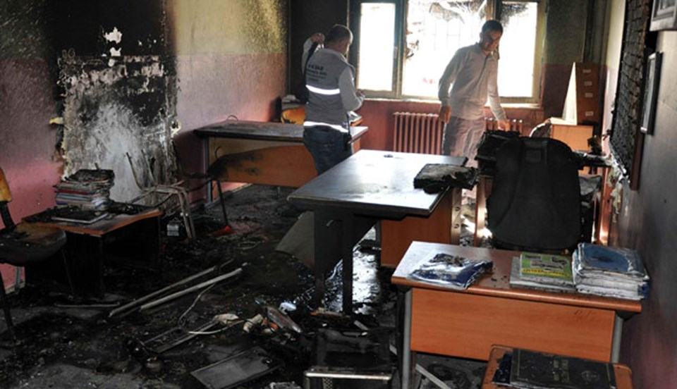 Hakkari'de rektörlüğe ve okula saldırı - 1