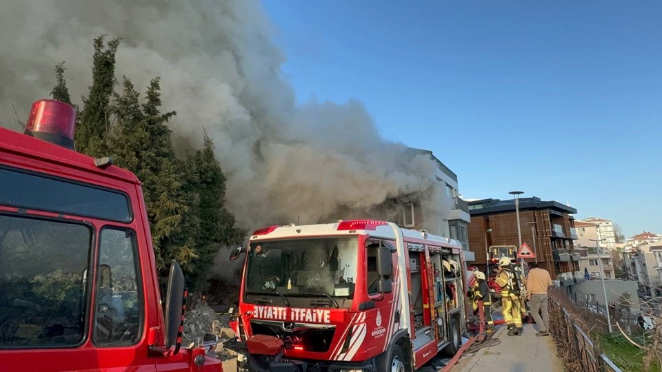 Beyoğlu'nda 2 katlı ahşap binada yangın - 1