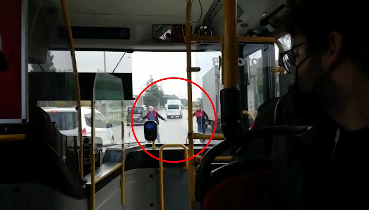 Öğrenci taşıyan otobüsün önüne atladılar