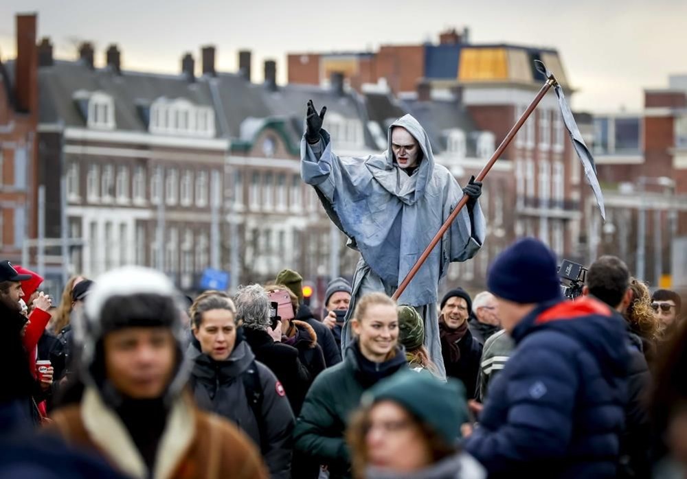 Hollanda'da Covid-19 önlemleri protestosu: 30 gözaltı - 13