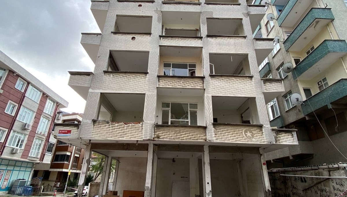 Küçükçekmece'de tehlike saçan bina kontrollü şekilde yıkıldı Küçükçekmece'de tehlike saçan bina kontrollü şekilde yıkıldı