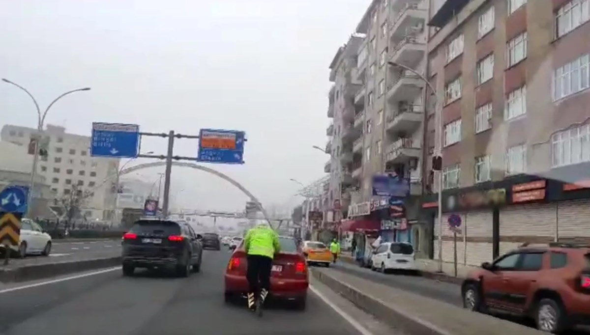 Diyarbakır'da polis, yakıtı biten otomobili iterek akaryakıt istasyonuna götürdü