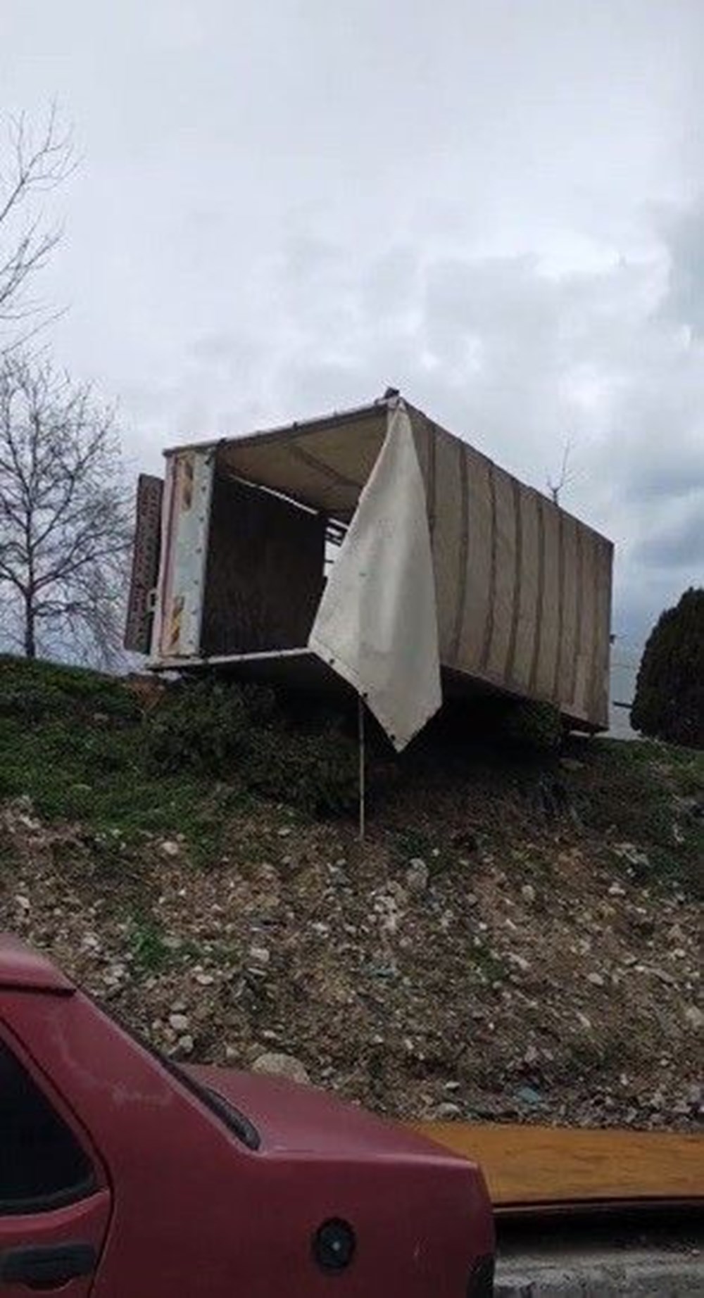 Bursa'da sanayi sitesinde hortum: 1 kişi yaralandı, 20 iş yeri ve 12 araç zarar gördü - 3