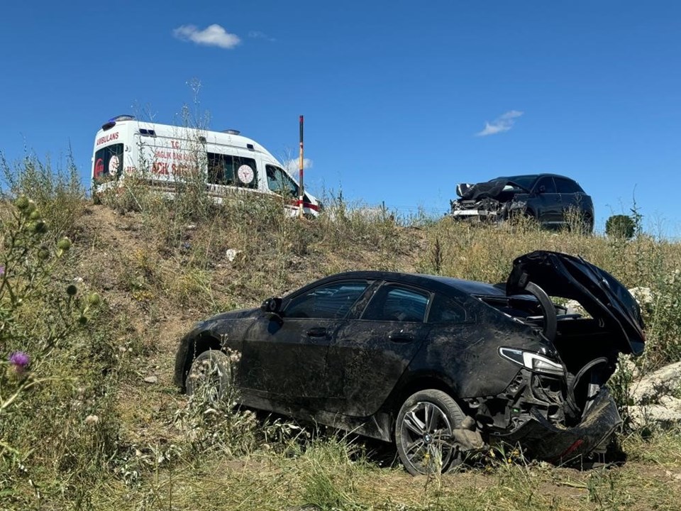 Ağrı'da 2 otomobil çarpıştı: 13 yaralı - 1