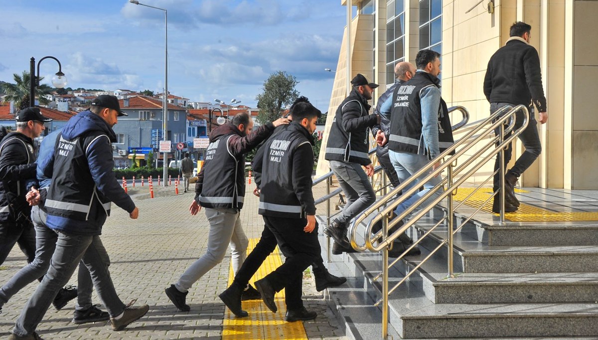İzmir'de milyar dolarlık sahtecilik: 4'ü gümrük memuru 6 kişi tutuklandı İzmir'de milyar dolarlık sahtecilik: 4'ü gümrük memuru 6 kişi tutuklandı