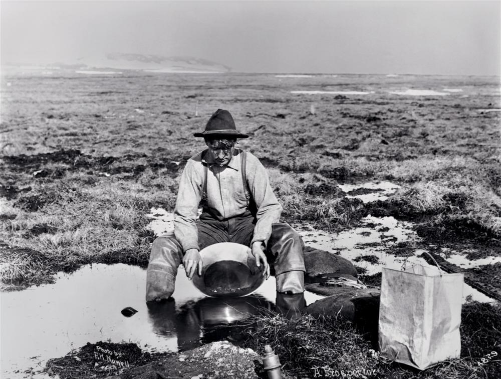 Gold was discovered in south victoria. Золотоискатели Аляски 19 век. Старатели Золотая лихорадка. Золотая лихорадка Аляска 19 век. Дикий Запад Золотая лихорадка.