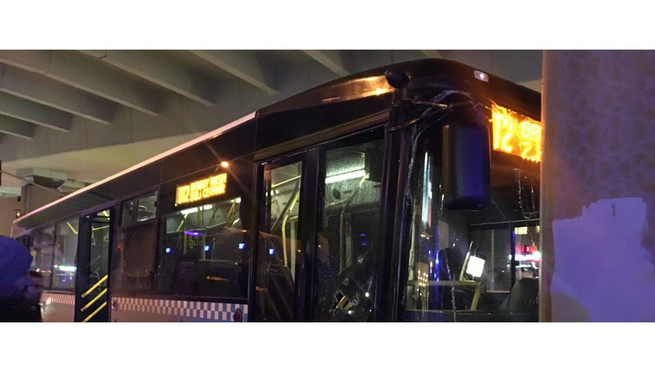 İstanbul'da halk otobüsü köprüye çarptı