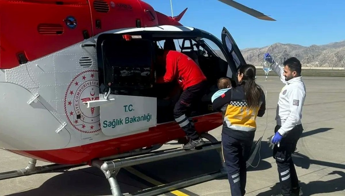 Şırnak'ta rahatsızlanan 8 aylık bebek ambulans helikopterle hastaneye kaldırıldı