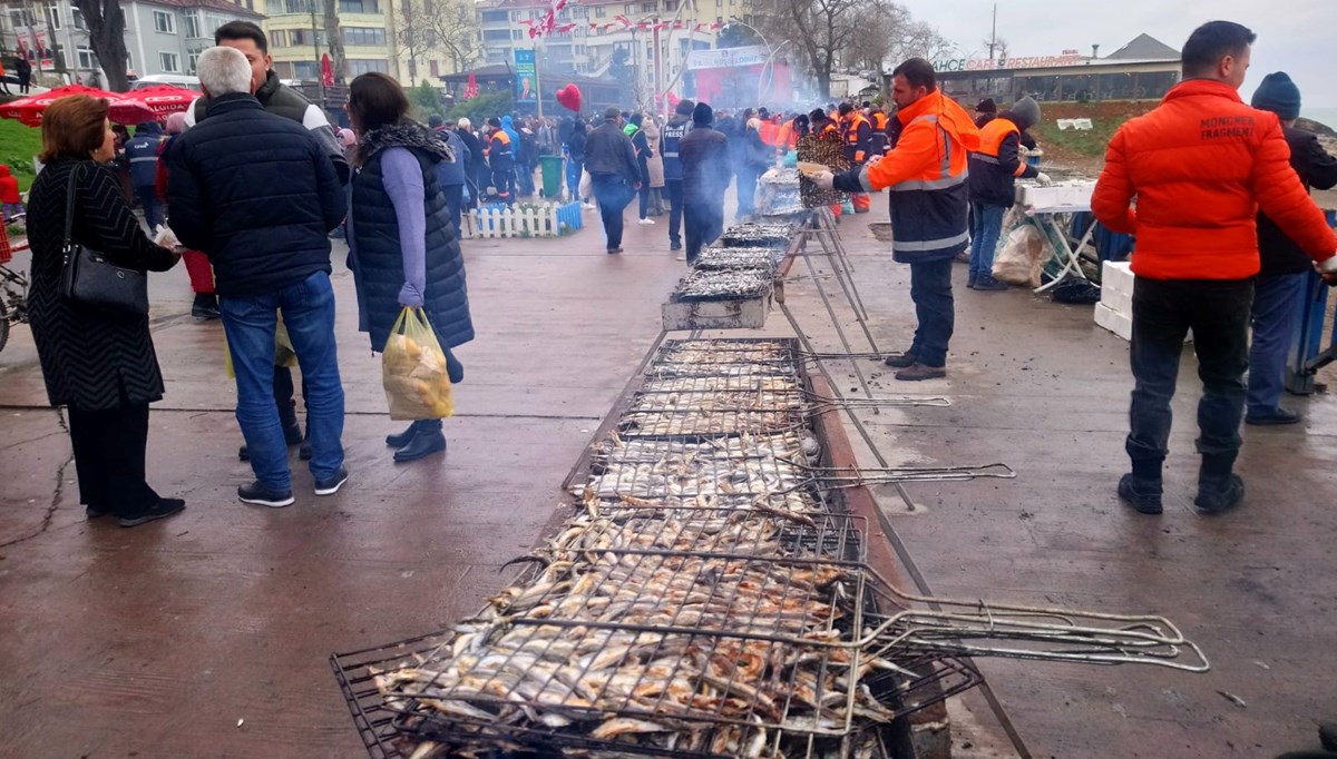 Metrelerce mangal kurulup pişirilen 3,5 ton hamsi dağıtıldı Metrelerce mangal kurulup pişirilen 3,5 ton hamsi dağıtıldı