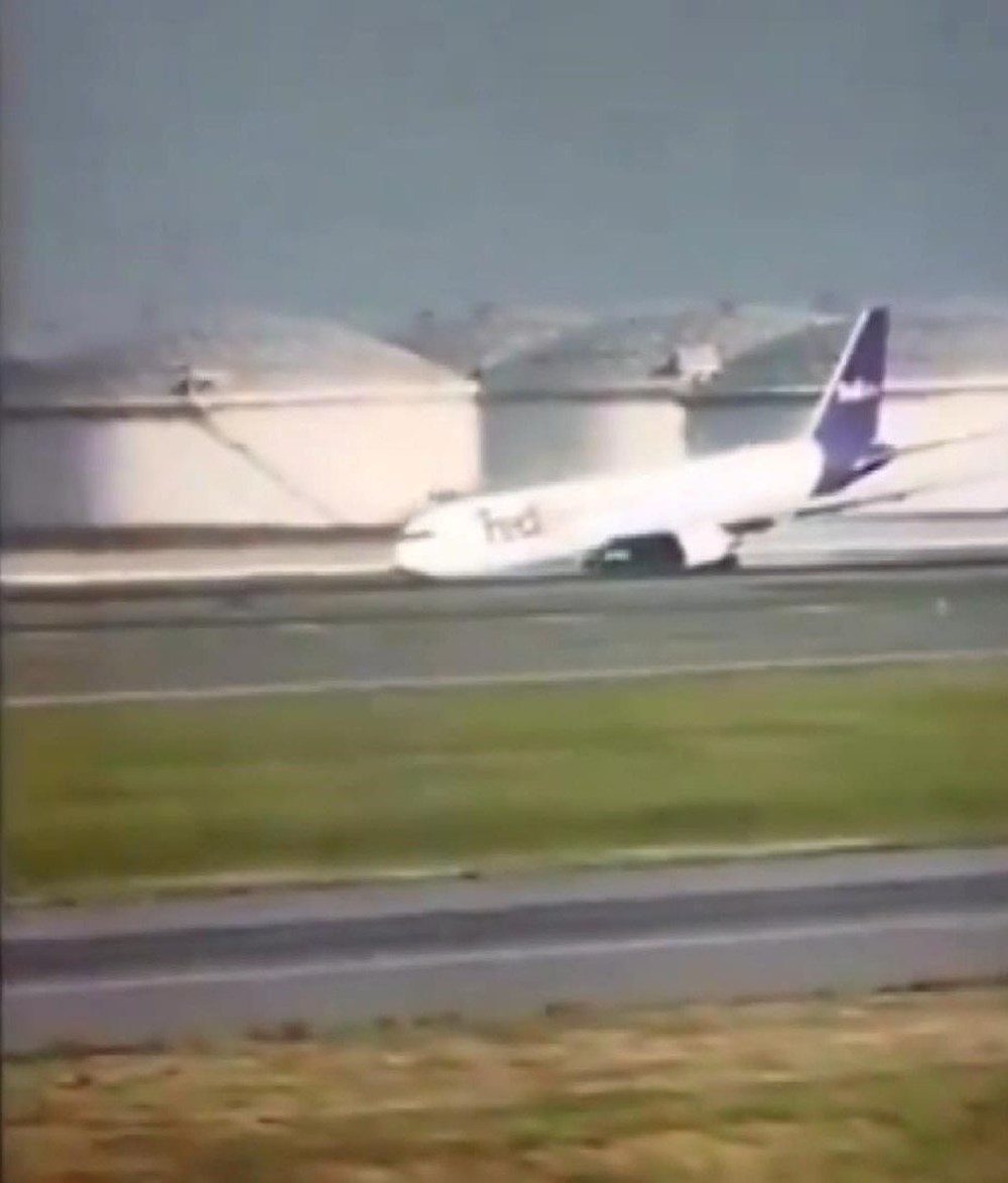 İstanbul Havalimanı'nda hareketli anlar: İniş takımları açılmayan uçak gövde üzeri iniş yaptı - 8