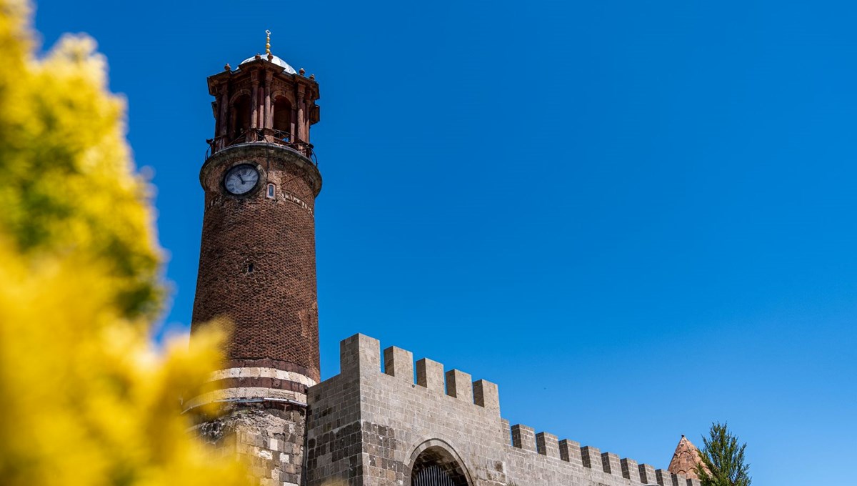 Tepsi minarenin saati Erzurumlulara 143 yıldır zamanı gösteriyor