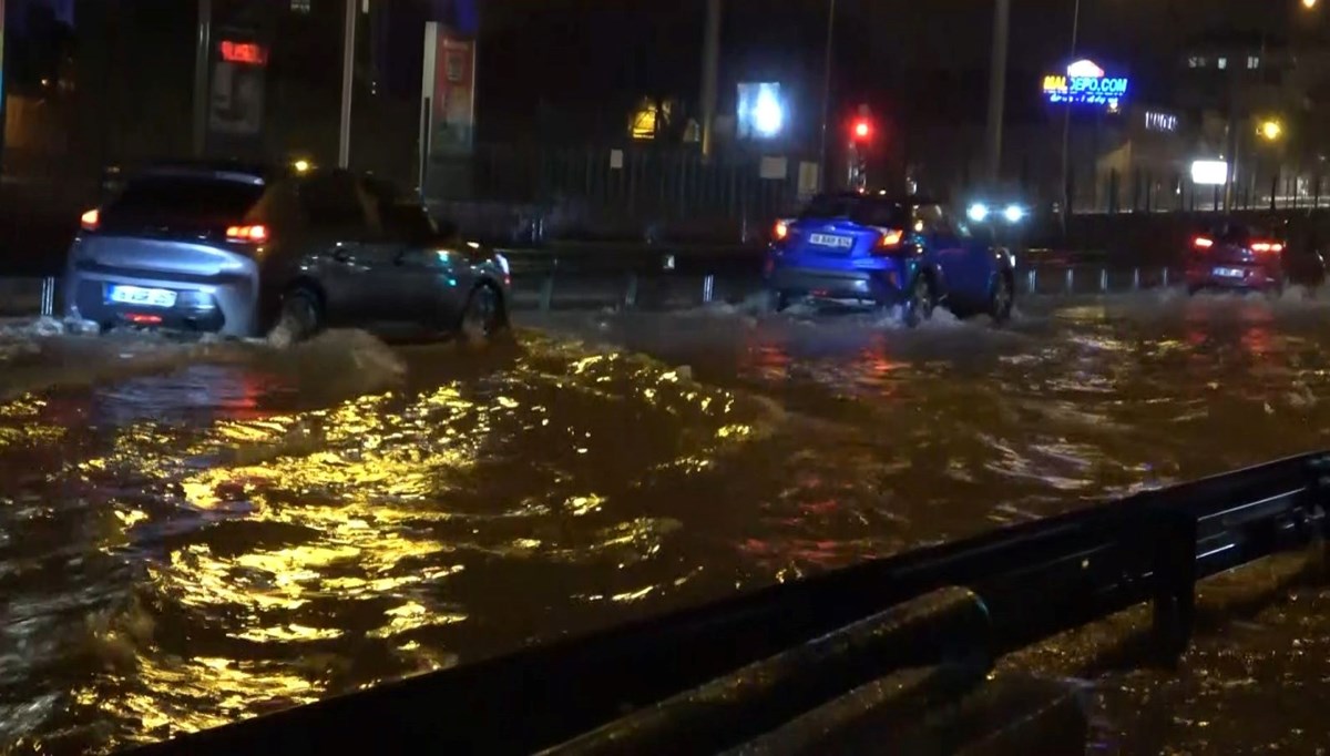Bursa'da sağanak: Caddeleri su bastı, trafik aksadı Bursa'da sağanak: Caddeleri su bastı, trafik aksadı