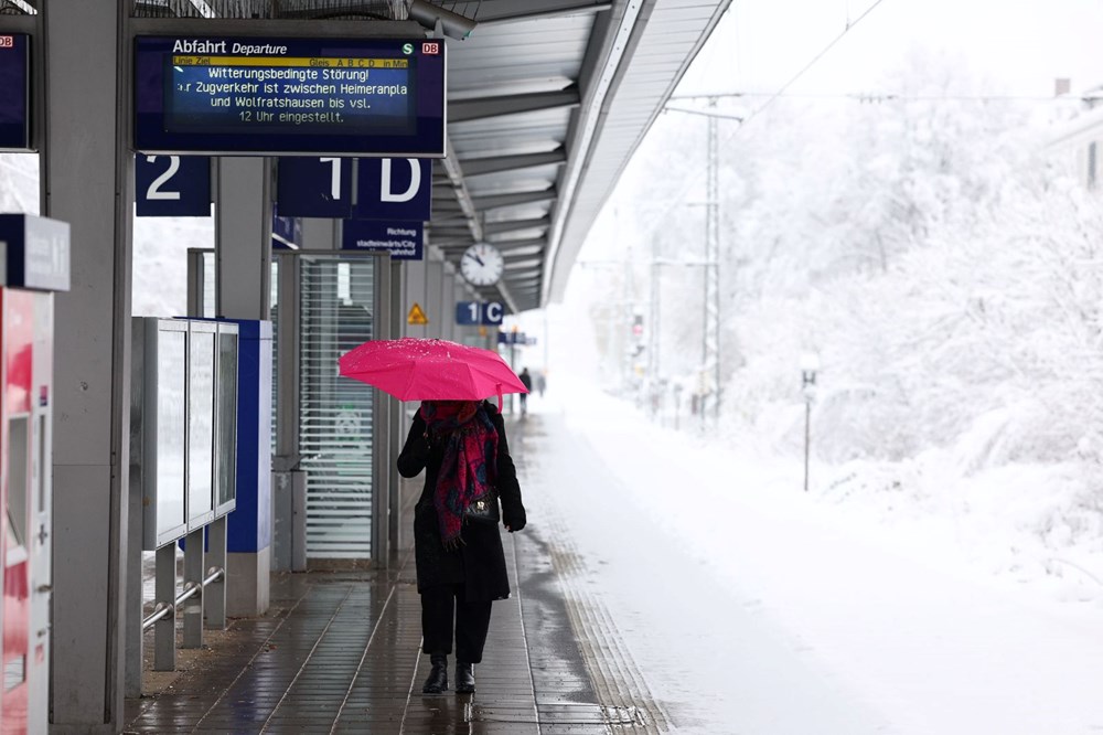 Almanya'da kar esareti: Uçuşlar iptal edildi, tren ve otobüsler çalışmadı - 17