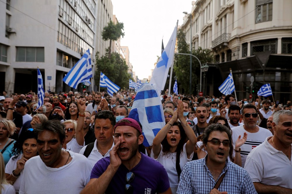 Atina'da aşı zorunluluğuna karşı düzenlenen protesto çatışmaya dönüştü: En az 25 gözaltı - 3
