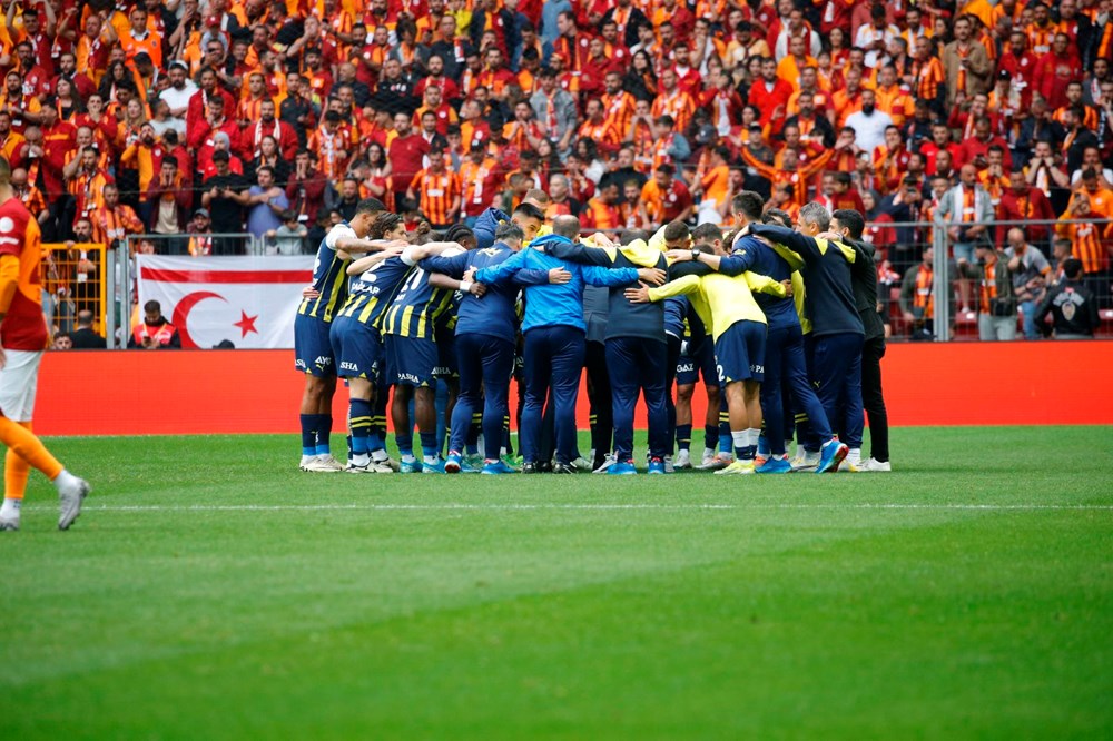 Fenerbahçe, derbide Galatasaray'ı yendi: Süper Lig'de şampiyonluk son haftaya kaldı - 26