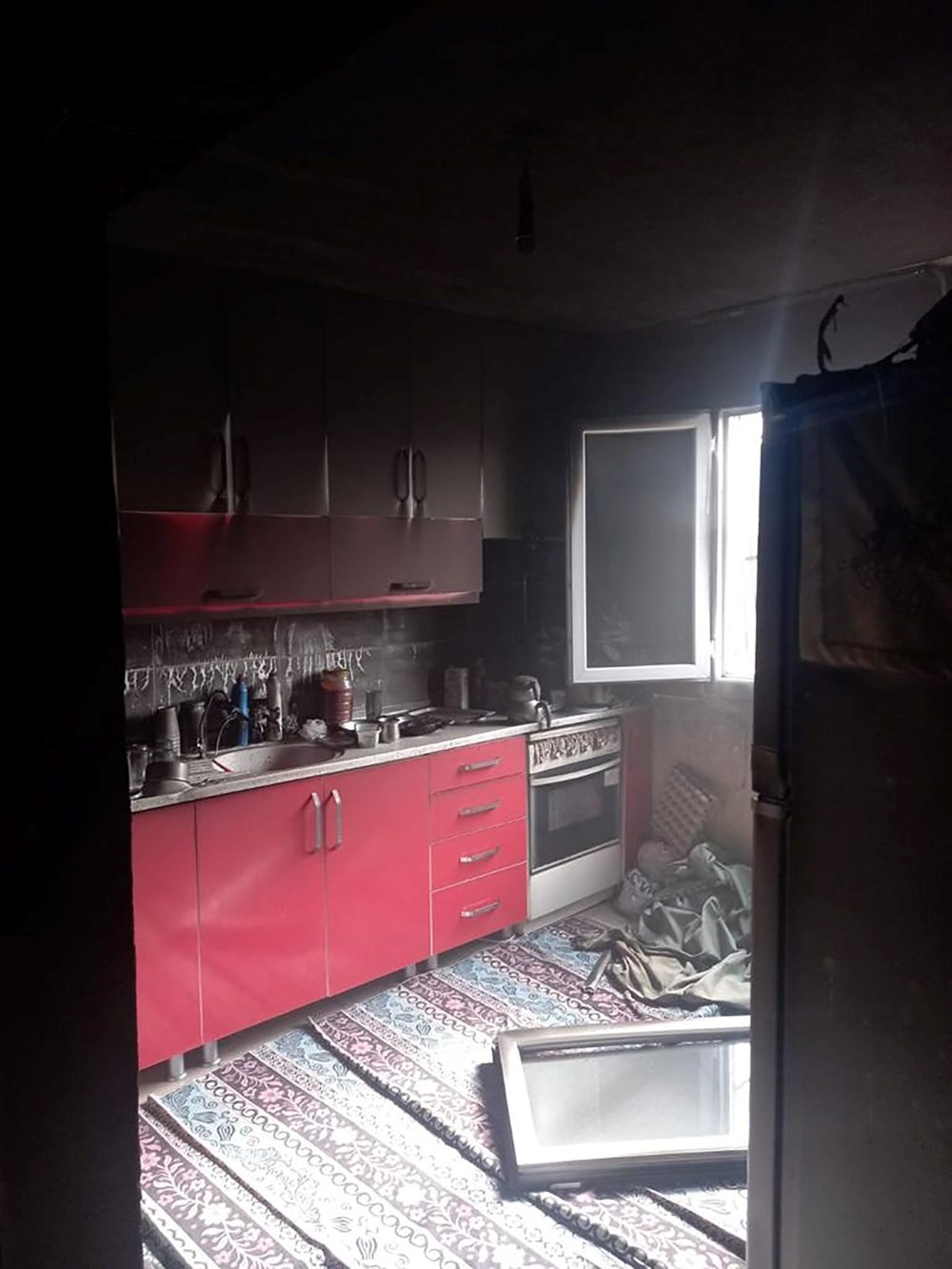 Eski eşini eve kilitleyip daireyi ateşe verdi - 7