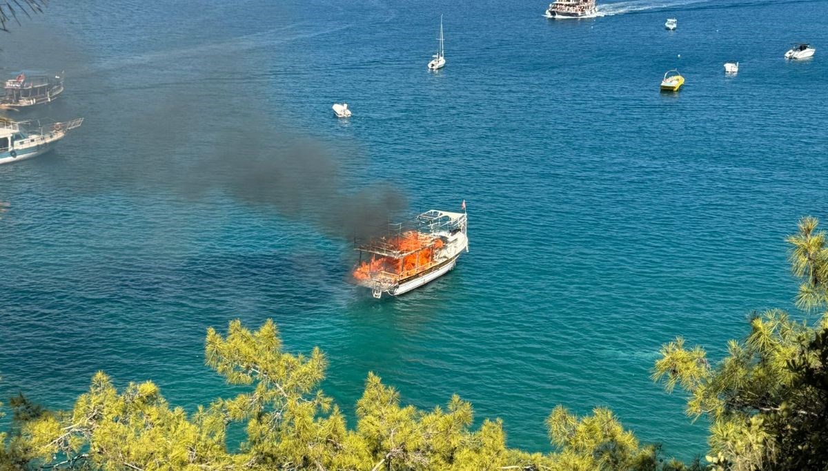 Antalya'da tur teknesi alev alev yandı Antalya'da tur teknesi alev alev yandı