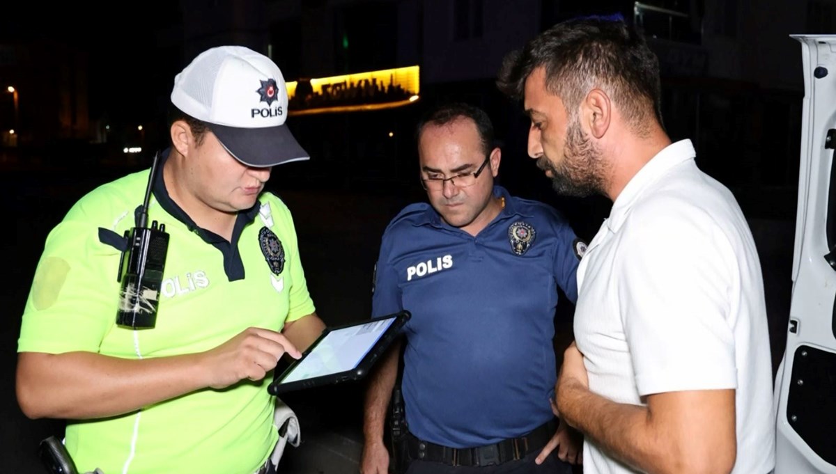 Hem ehliyetsiz hem de alkollü sürücüden “Terörist miyim?” tepkisi Hem ehliyetsiz hem de alkollü sürücüden “Terörist miyim?” tepkisi