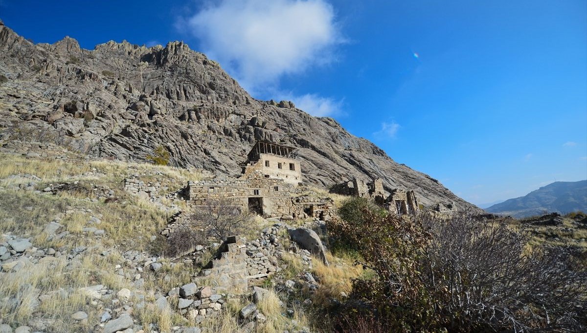 Tunceli'nin Ulukale Köyü ziyaretçilerini tarihi yolculuğa çıkarıyor