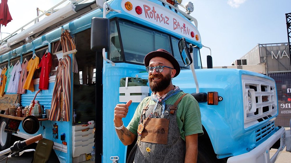 Hem geziyor hem para kazanıyor: Karavanını kahve dükkanı yaptı - 5