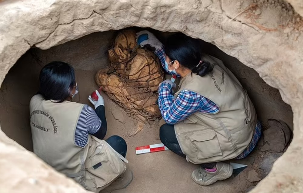 Vücudu bağlanarak gömülen bin 200 yıllık esrarengiz bir mumya bulundu - 3
