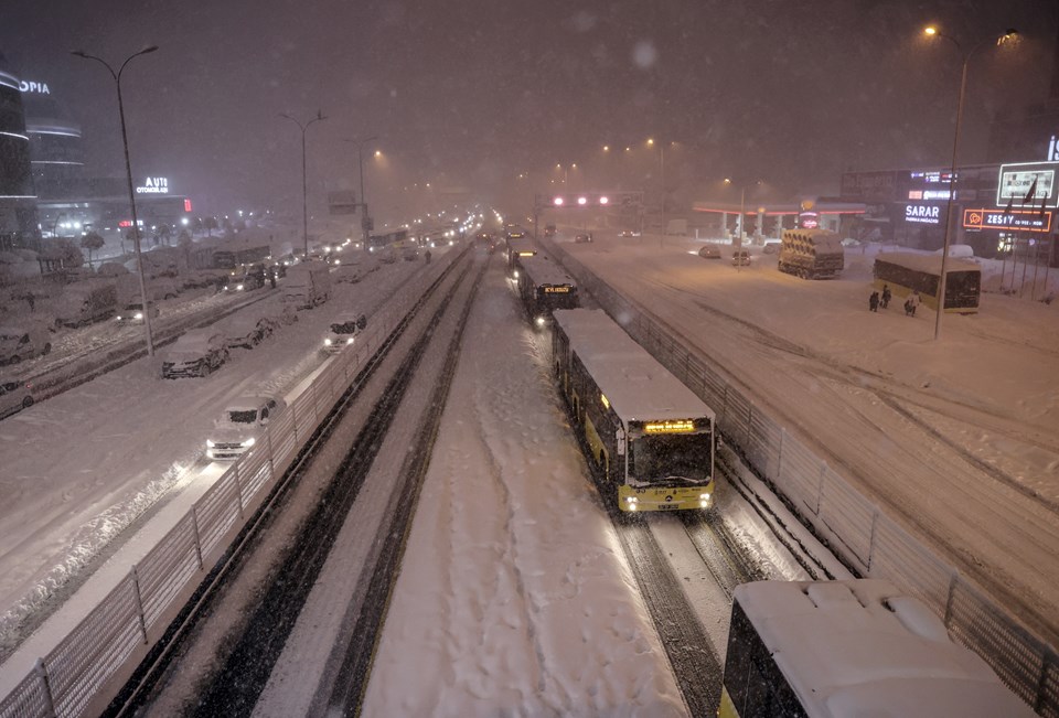 İstanbul'da kar esareti: Özel araçların trafiğe çıkışı yasaklandı - 2
