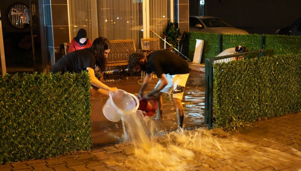Samsun'da sağanak hayatı felç etti: Bazı ev ve iş yerlerini su bastı