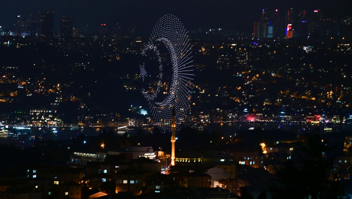 İstanbul Boğazı'nda 2023 dronla 100. yıl gösterisi İstanbul Boğazı'nda 2023 dronla 100. yıl gösterisi