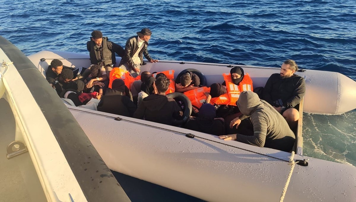 Bodrum açıklarında 30 düzensiz göçmen kurtarıldı, 63 göçmen yakalandı Bodrum açıklarında 30 düzensiz göçmen kurtarıldı, 63 göçmen yakalandı