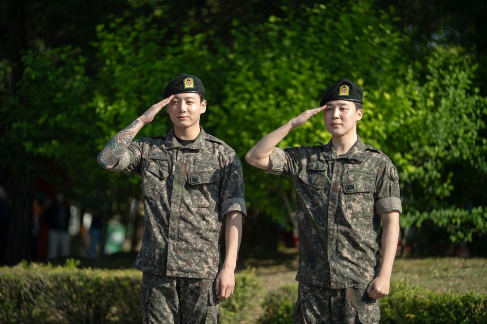 En popüler K-Pop gruplarından BTS üyeleri terhis oldu, hayranlar gözyaşlarıyla karşıladı - 3