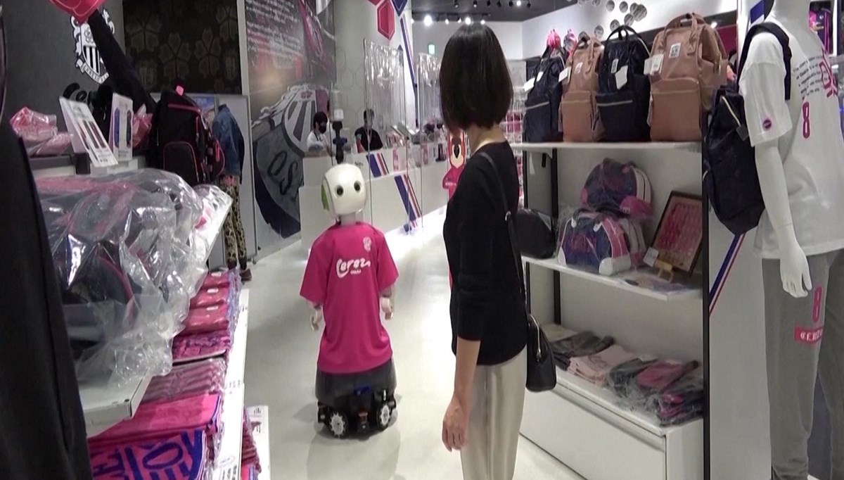 Denetçi robot mağazada çalışmaya başladı