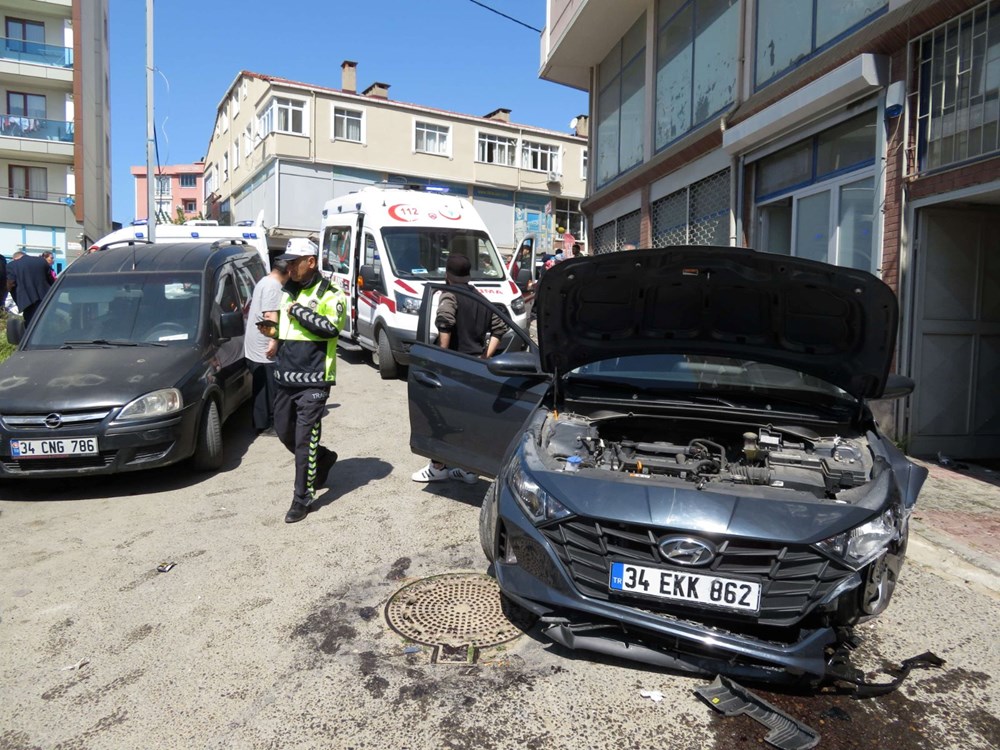 Kartal'da otomobil kaldırımdaki işçilere çarptı - 1