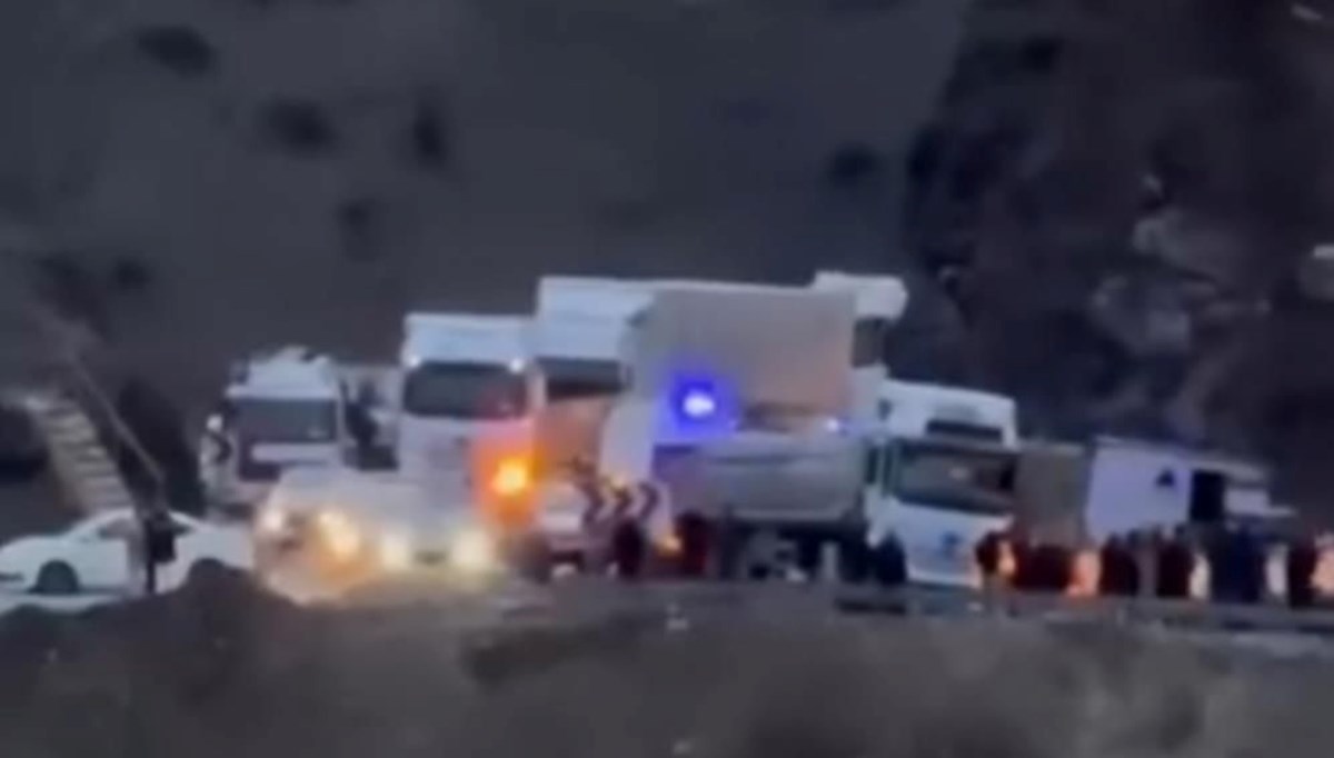 Siirt’te TIR devrildi: Üç yaralı Siirt’te TIR devrildi: Üç yaralı