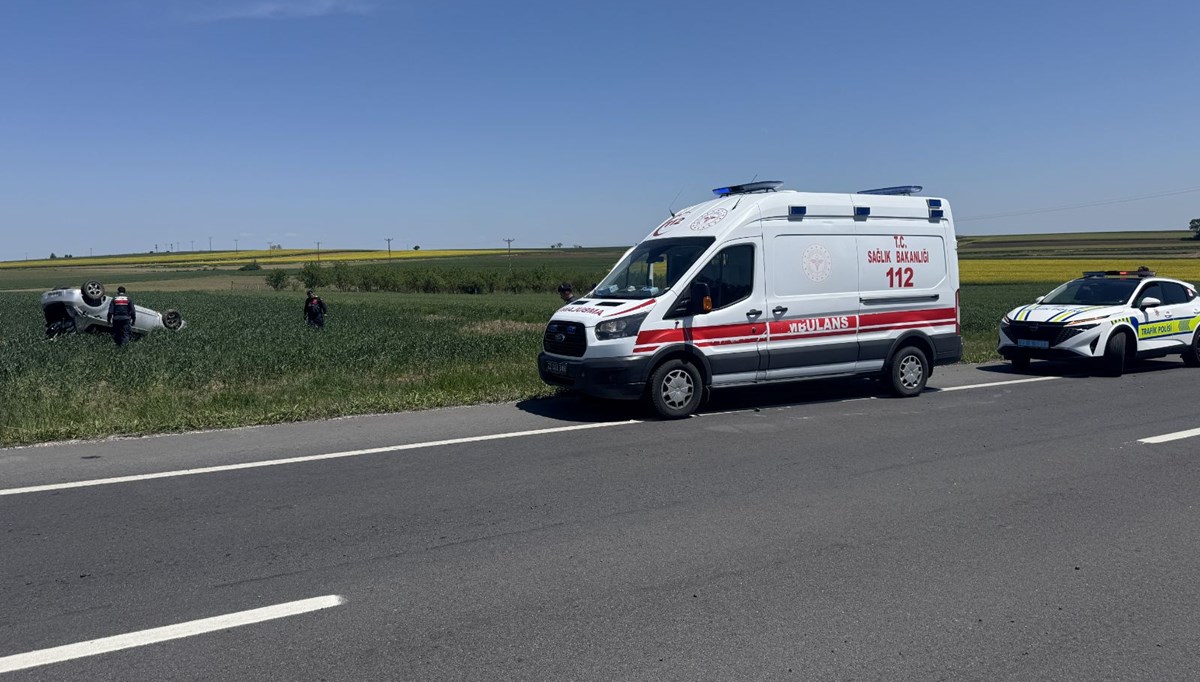 Edirne'de devrilen otomobildeki sürücü ve eşi yaralandı