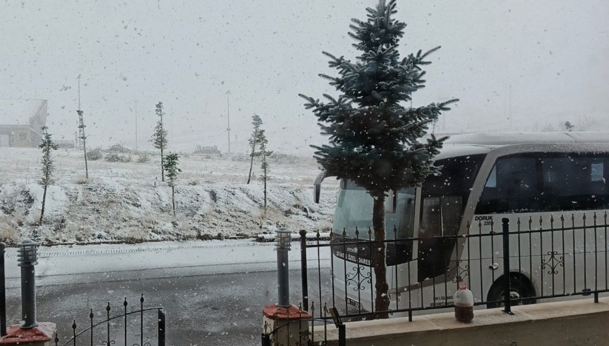 Hava sıcaklığı aniden düştü: Kar yağışı etkisini artırdı, yeni güne bembeyaz başladılar