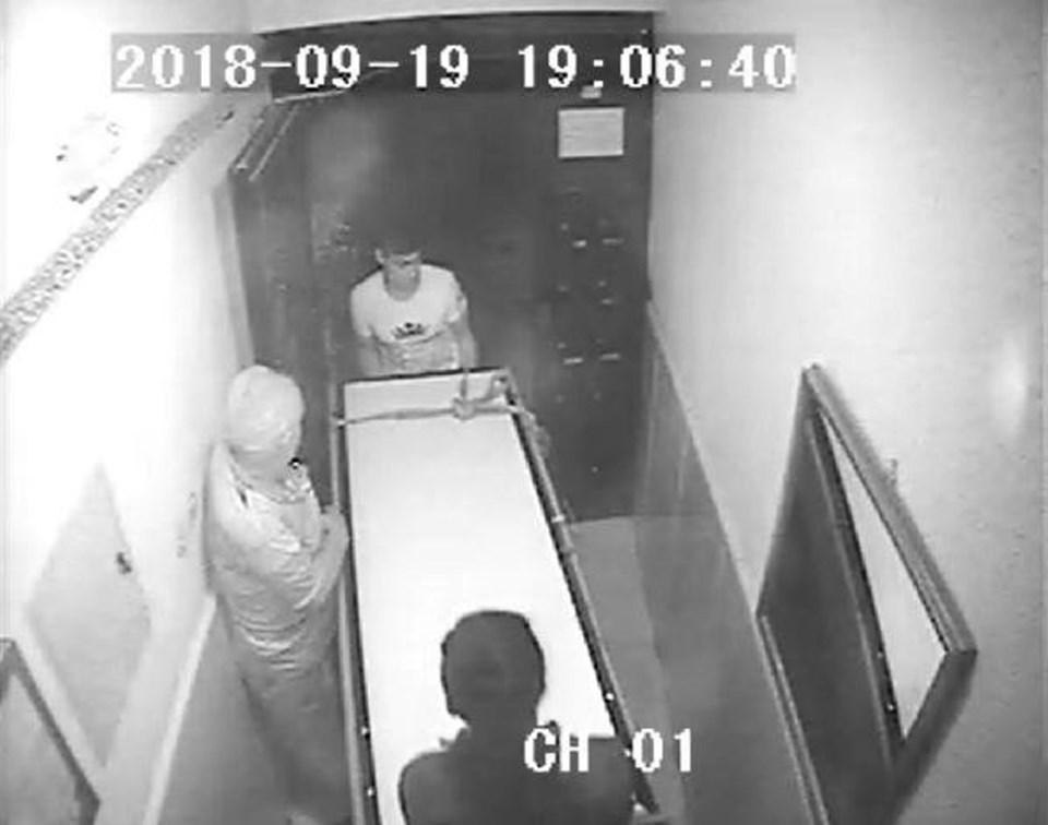 32 yerinden bıçaklayarak öldürdü, bazaya koyup binadan çıkardı - 2