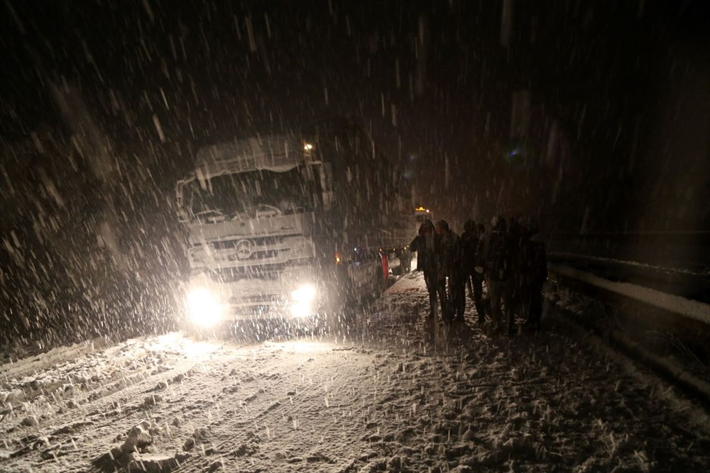 Sivas-Tokat karayolu yoğun kar yağışı dolayısıyla trafiğe kapandı - 14