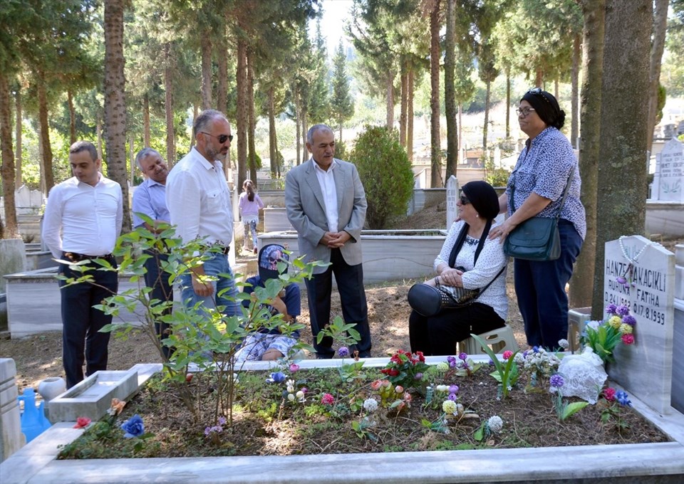 Marmara Depremi'nin 17. yılında yakınlarını kaybedenler mezarlıklara akın etti - 3