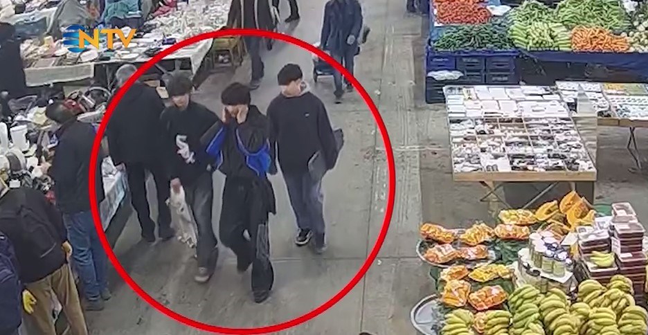 Matti Ahmet Minguzzi pazarda dolaşlamaya devam ediyor.
