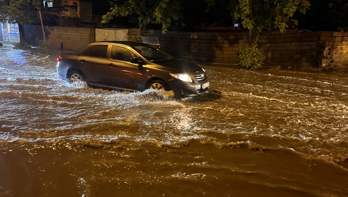 Kars'ta sağanak su baskınlarına neden oldu