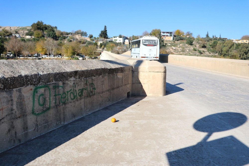 Misis Köprüsü’ne sprey boya ile yazı yazdılar - 8