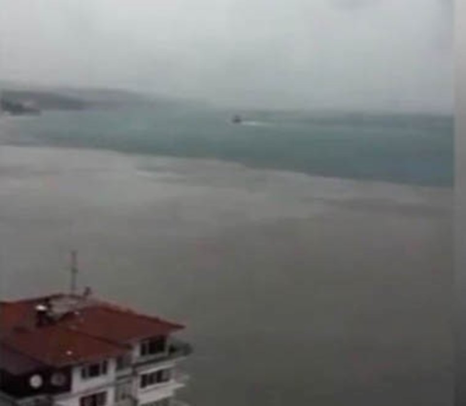 Şiddetli yağış İstanbul Boğazı'nın rengini değiştirdi - 1