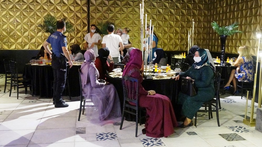 Bursa'da 'kına gecesi' yapılan düğün salonuna baskın - 5
