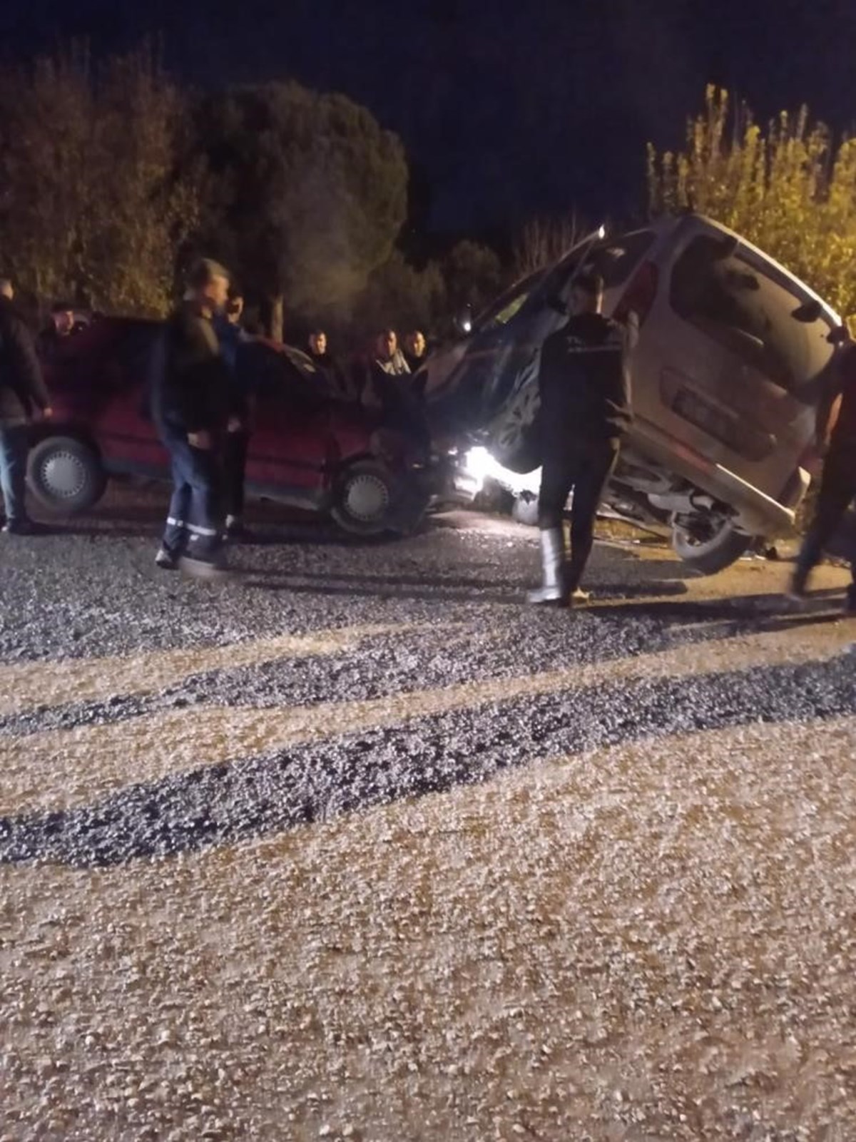 Kazayı gören vatandaşlar olay yerine koştu Kazayı gören vatandaşlar olay yerine koştu