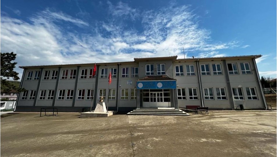Okul zilinden rahatsız oldu, müdürü bıçakladı