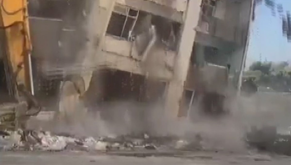 Hatay'da 5 katlı bina titreşimle yıkıldı: O anlar kamerada Hatay'da 5 katlı bina titreşimle yıkıldı: O anlar kamerada