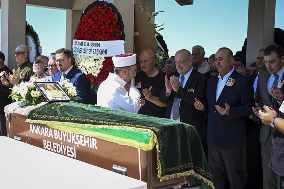 Ünlü spiker Gülden Özel'e veda: Ankara'da son yolculuğuna uğurlandı - 2