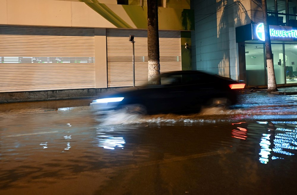 İskenderun'da deniz seviyesi yükseldi, caddeler su altına kaldı - 17