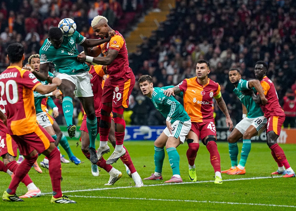 Ibrahima Konate, Galatasaraylı Mario Lemina ile hava topu mücadelesinde