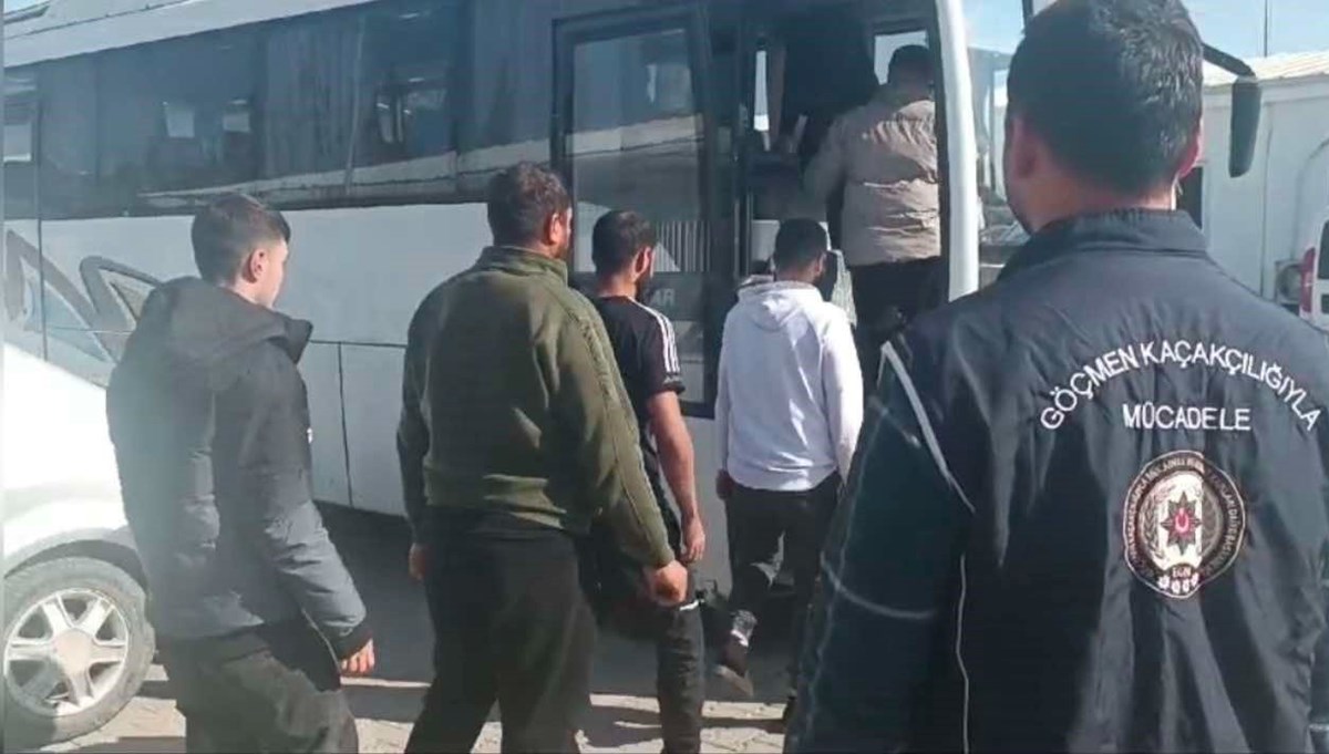 Otobüsten 11 kaçak göçmen çıktı Otobüsten 11 kaçak göçmen çıktı